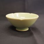 陶器　鳳凰浮き彫り壺 竜鳳凰錦手黄地冠付台付6寸飾壺(壷) | 有田焼 深川製磁｜公式